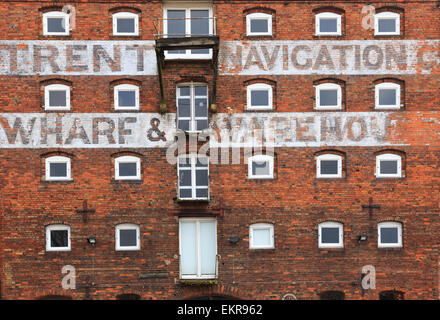 Lagerhäuser entlang des Flusses Trent Newark Nottinghamshire Stockfoto