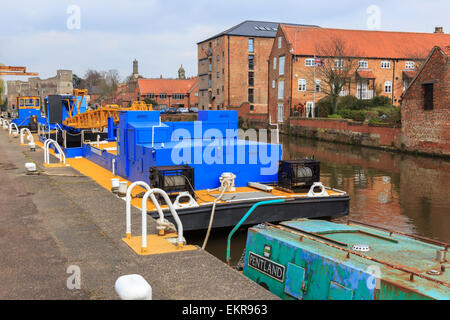 Kanal und Fluss Vertrauen arbeiten Lastkähne, in Richtung Newark Castle Newark-on-Trent, Nottinghamshire England Großbritannien Stockfoto