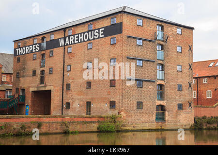 Lagerhäuser entlang des Flusses Trent Newark Nottinghamshire Stockfoto