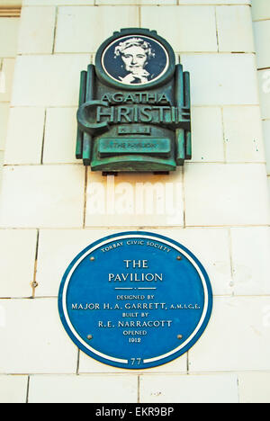 Statue von Agatha Christie in Torquay; Büste von Agatha Christie Auf der Promenade in Torquay Stockfoto