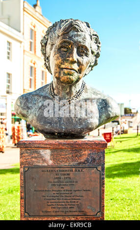 Statue von Agatha Christie in Torquay; Büste von Agatha Christie Auf der Promenade in Torquay Stockfoto