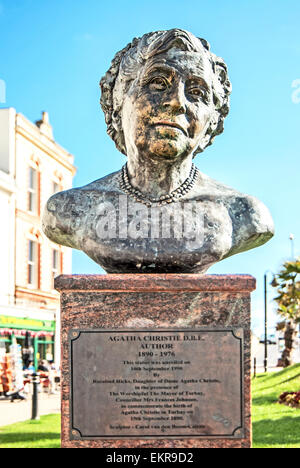 Statue von Agatha Christie in Torquay; Büste von Agatha Christie Auf der Promenade in Torquay Stockfoto