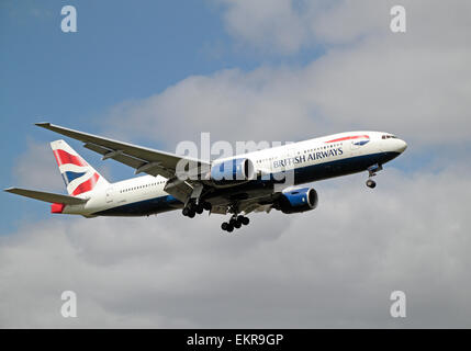 BA Boeing 777-200 (G-YMMD) kommen, um in London Heathrow, UK zu landen. Stockfoto