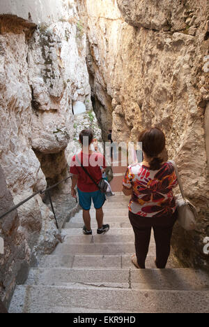 Durchgang in Split Berg (Montagna Spaccata), Monte Orlando Regionalpark, Gaeta, Latium, Italien Stockfoto