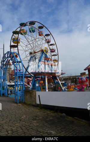 bunte bunte Riesenrad und Kirmes am Scarborough Strand in England, Teetassen reitet Stockfoto