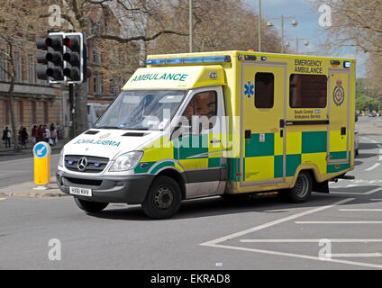 Ein NHS South Central Rettungsdienst Krankenwagen auf einen Notruf in Oxford, Oxfordshire, Vereinigtes Königreich. Stockfoto