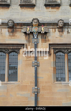 Reich verzierte Dachrinnen und Steinmetzarbeiten in St John's College, Universität Oxford, Oxford, Oxfordshire, Vereinigtes Königreich. Stockfoto