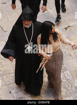 Jerusalem, Jerusalem, Palästina. 13. April 2015. Kim Kardashian, betritt ein US-Wirklichkeit Fernsehapparat Stern Armenisch St. James Kathedrale in Jerusalem Montag, 13. April 2015. In einen kurzen Besuch in Jerusalem, amerikanischen Reality-TV-star Kim Kardashian und Rapper West hatte ihr Kleinkind Tochter, Nord-West, getauft am Montag um ein 12. Jahrhundert armenische Kirche in der alten ummauerten Stadt Credit: Saeb Awad/APA Bilder/ZUMA Draht/Alamy Live News Stockfoto