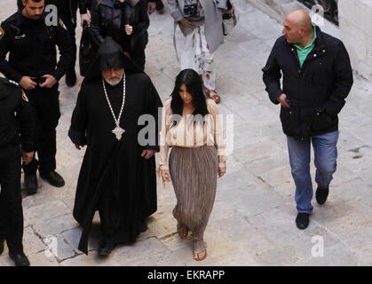 Jerusalem, Jerusalem, Palästina. 13. April 2015. Kim Kardashian, betritt ein US-Wirklichkeit Fernsehapparat Stern Armenisch St. James Kathedrale in Jerusalem Montag, 13. April 2015. In einen kurzen Besuch in Jerusalem, amerikanischen Reality-TV-star Kim Kardashian und Rapper West hatte ihr Kleinkind Tochter, Nord-West, getauft am Montag um ein 12. Jahrhundert armenische Kirche in der alten ummauerten Stadt Credit: Saeb Awad/APA Bilder/ZUMA Draht/Alamy Live News Stockfoto