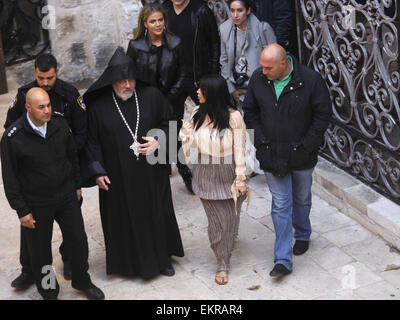 Jerusalem, Jerusalem, Palästina. 13. April 2015. Kim Kardashian, betritt ein US-Wirklichkeit Fernsehapparat Stern Armenisch St. James Kathedrale in Jerusalem Montag, 13. April 2015. In einen kurzen Besuch in Jerusalem, amerikanischen Reality-TV-star Kim Kardashian und Rapper West hatte ihr Kleinkind Tochter, Nord-West, getauft am Montag um ein 12. Jahrhundert armenische Kirche in der alten ummauerten Stadt Credit: Saeb Awad/APA Bilder/ZUMA Draht/Alamy Live News Stockfoto