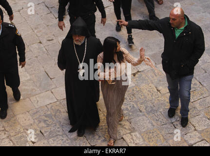 Jerusalem, Jerusalem, Palästina. 13. April 2015. Kim Kardashian, betritt ein US-Wirklichkeit Fernsehapparat Stern Armenisch St. James Kathedrale in Jerusalem Montag, 13. April 2015. In einen kurzen Besuch in Jerusalem, amerikanischen Reality-TV-star Kim Kardashian und Rapper West hatte ihr Kleinkind Tochter, Nord-West, getauft am Montag um ein 12. Jahrhundert armenische Kirche in der alten ummauerten Stadt Credit: Saeb Awad/APA Bilder/ZUMA Draht/Alamy Live News Stockfoto