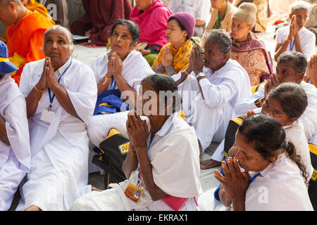 Pilger beten an der Mahabodhi-Tempel-Komplex in Bodhgaya Stockfoto