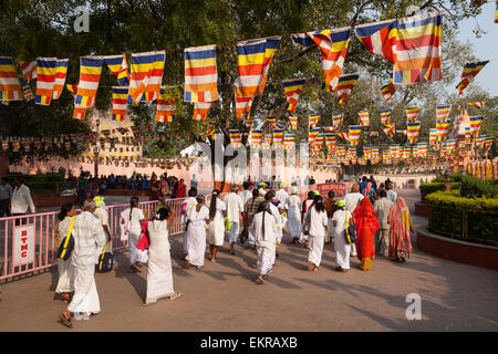 Pilger zu Fuß durch den Eingang zu der Mahabodhi-Tempel-Komplex in Bodhgaya Stockfoto