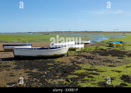 Reihe von Booten auf dem Wattenmeer bei Ebbe auf dem Emsworth Hampshire. Grüne Algen, die im Gegensatz zu den blauen Himmel. Stockfoto