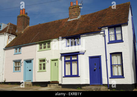 Reihe von Fishermans Cottages im Dorf Emsworth Hampshire. Ganz in der Nähe der Waters von Chichester Harbour. Stockfoto