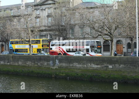 Bild von Dublin Bus und Bus Eireann Fahrzeuge auf einer Straße im Stadtzentrum von Dublin. Ein bedrohte Bus Streik der Arbeiter ta soll Stockfoto