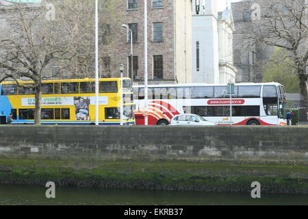 Bild von Dublin Bus und Bus Eireann Fahrzeuge auf einer Straße im Stadtzentrum von Dublin. Ein bedrohte Bus Streik der Arbeiter ta soll Stockfoto