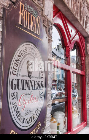 Pub in Kenmare mit Guinness Zeichen, County Kerry, Irland Stockfoto