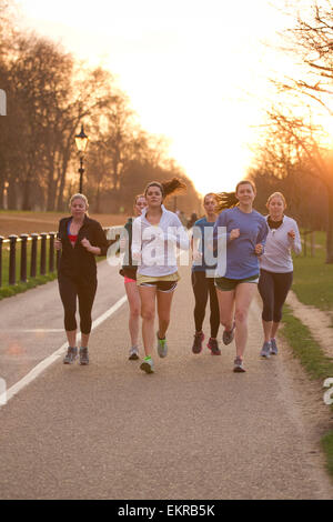 Jogger, genießen Sie die Abendsonne in Hyde Park, London, Knightsbridge, Central London, UK Stockfoto