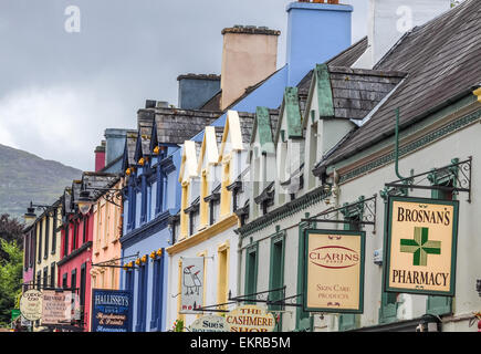 Farbige Häuser Fassaden in Kenmare, County Kerry, Irland Stockfoto