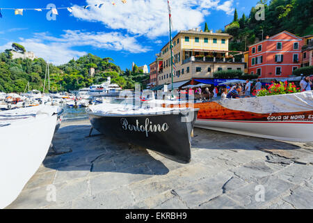 Niedrigen Winkel Ansicht der Boote im Hafen, Portofino, Ligurien, Italien Stockfoto