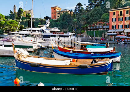 Niedrigen Winkel Blick auf kleine Boote vor Anker im Hafen, Portoifino, Ligurien, Italien Stockfoto