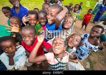 Mitte Januar 2015 ein Zeitraum von drei Tagen der übermäßige regen die kleinen armen afrikanischen Land Malawi Unprecedneted Überschwemmungen gebracht. Es verdrängt fast Viertel von 1 Million Leuten, 64.000 Hektar Alnd verwüstet, und mehrere hundert Menschen getötet. Diese Aufnahme zeigt eine Gruppe von Vertriebenen Kindern im Flüchtlingslager Chiteskesa, in der Nähe von Mulanje. Stockfoto