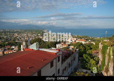 San Felice Circeo, Blick aus dem Dorf (auf der Rückseite die Ausoni Berge), Latium, Italien Stockfoto