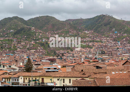 Peru, Cusco.  Urbanes Wachstum. Ansicht der Stadt von Santo Domingo Kloster, gebaut rund um Cuzco, Inka-Tempel der Sonne. Stockfoto