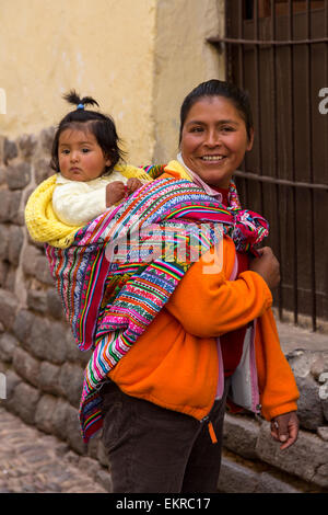 Peru, Cusco.  Quechua-Mutter und Tochter. Stockfoto