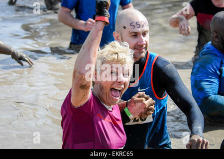 Leaminghton Spa, Warwickshire, UK, Sonntag, 12. April 2015. Der Wolf Run läuft Wild - eine einzigartige Kombination aus drei Arten von Off-Road-Rennen: Schlamm läuft, Trails und Hindernis läuft. Der einzige Lauf in Großbritannien ist es ein Hardcore-10k laufen über rohe natürliche Gelände, einschließlich der offenen Boden, Wald, Seen & dicken Schlamm. Bildnachweis: Malcolm Brice/Alamy Live-Nachrichten Stockfoto