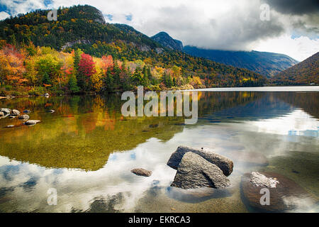 Blick auf einen ruhigen Bergsee an Herbst, Echo Lake, Franconia, New Hampshire Stockfoto