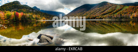 Panoramic View of a Calm Mountain Lake at Fall, Echo Lake, Franconia, New Hampshire Stockfoto