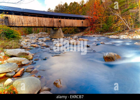 Swiftwater gedeckte Holzbrücke über die Wild Ammonoosuc River, Bad, New Hampshire Stockfoto