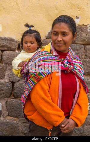 Peru, Cusco.  Quechua-Mutter und Tochter. Stockfoto