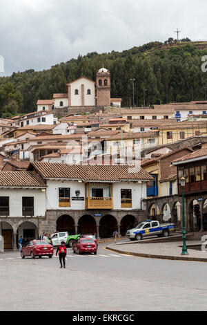 Peru, Cusco.  Blick in Richtung Kirche von San Cristobal von Plaza de Armas. Stockfoto