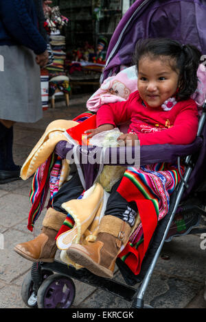 Peru, Cusco.  Peruanische Mädchen in ihren Kinderwagen. Stockfoto