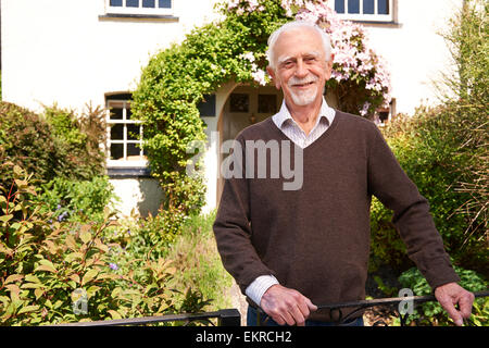 Ältere Mann außen hübschen Cottage Stockfoto