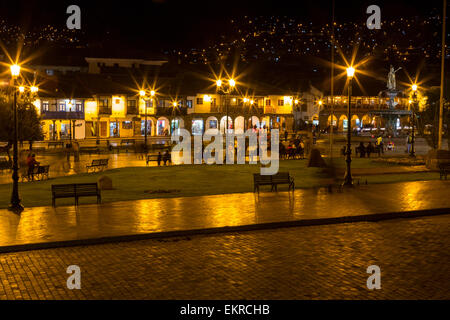 Peru, Cusco.  Plaza de Armas in der Nacht. Stockfoto