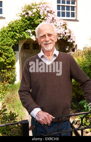 Ältere Mann außen hübschen Cottage Stockfoto