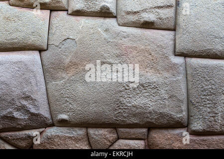 Peru, Cusco.  Zwölf abgewinkelt Stein, schönes Beispiel der Inka Stein arbeiten. Stockfoto