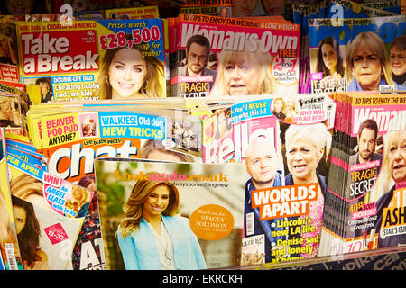 Zeitschriften auf Verkaufsdisplay an WH Smith Flughafen Birmingham UK Stockfoto