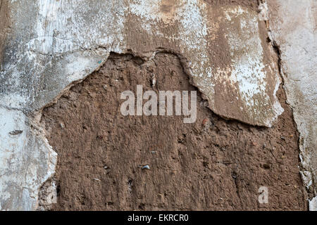 Peru, Cusco.  Fallen Gips zeigt Lehmziegel-Bau von Häusern in alten Wohngebieten oberhalb der Plaza de Armas. Stockfoto