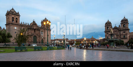 Peru, Cusco. Plaza de Armas. Kathedrale auf der linken Seite, Kirche von La Compania auf der rechten Seite. Am Frühen Abend. Stockfoto