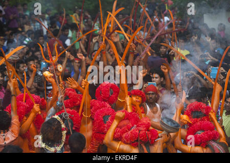 Dhaka, Bangladesch. 13. April 2015. Hindu Anhänger tanzen nehmen sie Teil an einem Festival namens Lal Kach (Rotes Glas) während des letzten Tages des Monats, Bangla in Munshigonj, Dhaka, Bangladesh.The Festival ist bekannt für die lokale Bevölkerung seit mehr als hundert Jahren. Die hinduistischen Jugendliche und Männer sich mit roter Farbe zu malen und eine Prozession halten Schwerter zu besuchen, da sie macht gegen das Böse zeigen und die Bengali neues Jahr 1422 am 14. April 2015 begrüßen Credit: Zakir Hossain Chowdhury/ZUMA Draht/Alamy Live News Stockfoto