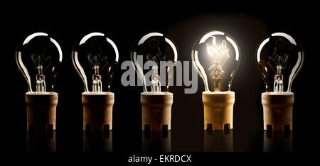 Glühlampen in Reihe mit einzelnen shinning, auf schwarzem Hintergrund isoliert Stockfoto