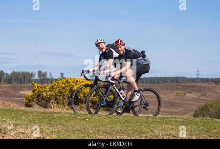 Zwei männliche Radfahrer konkurrieren in den New Forest wackeln sportlichen Event an einem sonnigen Sonntag im Frühling Stockfoto