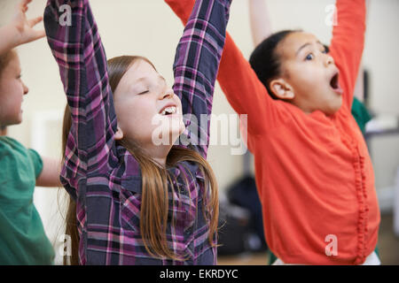Gruppe von Kindern, die Drama-Klasse gemeinsam genießen Stockfoto