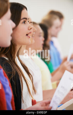 Große Gruppe von Kindern zusammen genießen Schauspiel-Workshop Stockfoto