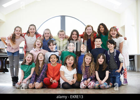 Große Gruppe von Kindern zusammen genießen Schauspiel-Workshop Stockfoto